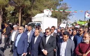 حضور وزیر ارشاد در راهپیمایی ۱۳ آبان در بیرجند