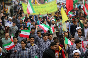 خروش مردم قم در راهپیمایی یوم‌الله ۱۳ آبان