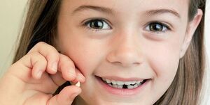 چرا برخی از دندان‌های کودکان کج رشد می‌کنند؟