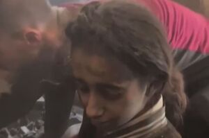 فیلم/ گیر افتادن دختر بچه فلسطینی و مادر معلولش در زیر آوار