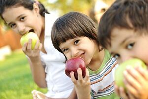 آشنایی با خواص سیب برای کودکان