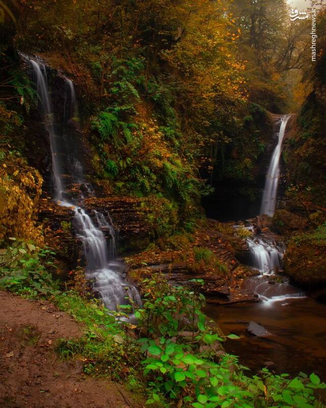 نمایی پاییزی از آبشار دوقلوی زمرد