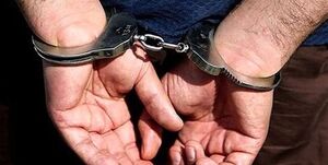 دستبند پلیس بر دستان کلاهبردار حرفه‌ای
