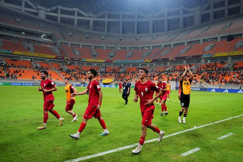 بازیکنان پرسپولیس هم از قیافهٔ گلمحمدی خسته شدهاند/ یحیی تا سکّۀ یک پول نشده بای بای کند و برود/ شعور بازیکنان نوجوان از مسئولان فدراسیون فوتبال بیشتر است