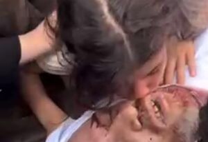 فیلم/ وداع دردناک‌ دختر خرسال با پدر شهیدش در غزه