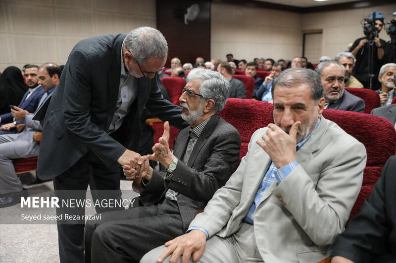 نشست دبیران استانی احزاب جبهه تحول خواهان انقلابی بعدازظهر امروز پنج شنبه ۲۵ آبان ماه ۱۴۰۲ با حضور و سخنرانی علیرضا زاکانی شهردار تهران و غلامعلی حدادعادل رئیس شورای ائتلاف نیروهای انقلاب اسلامی در سالن صدرا تهران برگزار شد