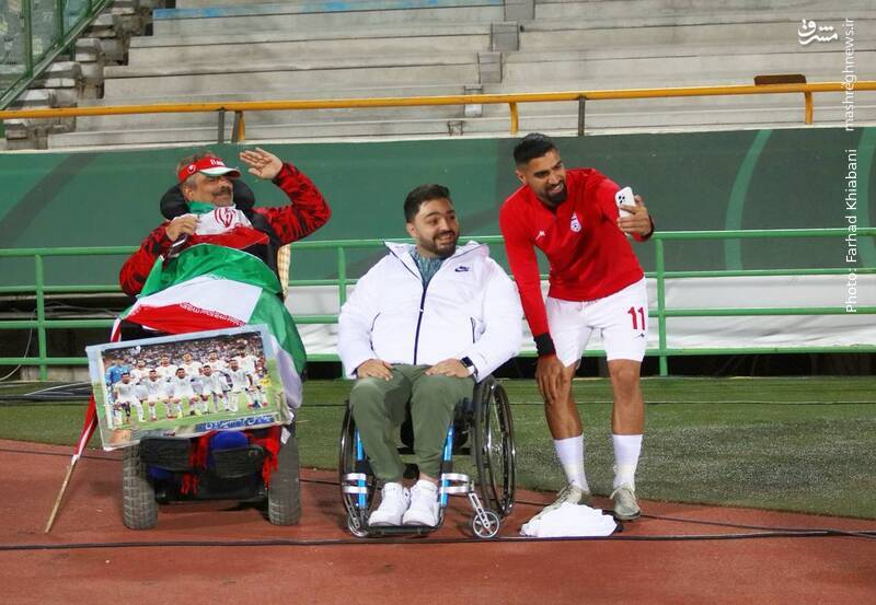 عکس/ سلفی ملی پوش فوتبال با قهرمان پاراالمپیکی