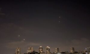 تصاویری از آسمان تل‌آویو پس از حملات موشکی قسام