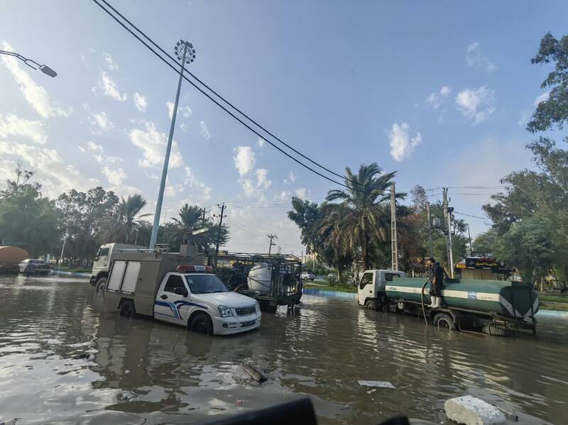 امدادرسانی نیروی دریایی سپاه به مردم گرفتار آبگرفتگی در بندرامام خمینی+عکس