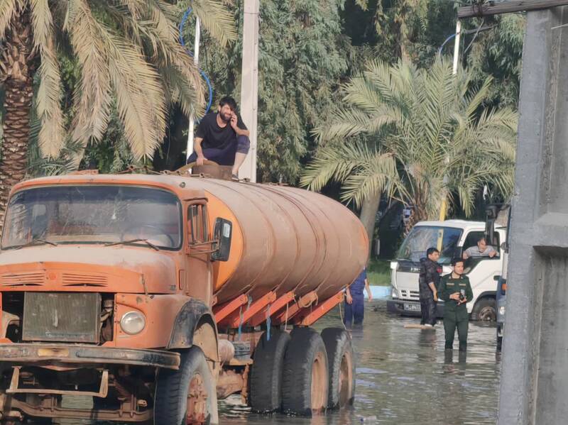 امدادرسانی نیروی دریایی سپاه به مردم گرفتار آبگرفتگی در بندرامام خمینی+عکس
