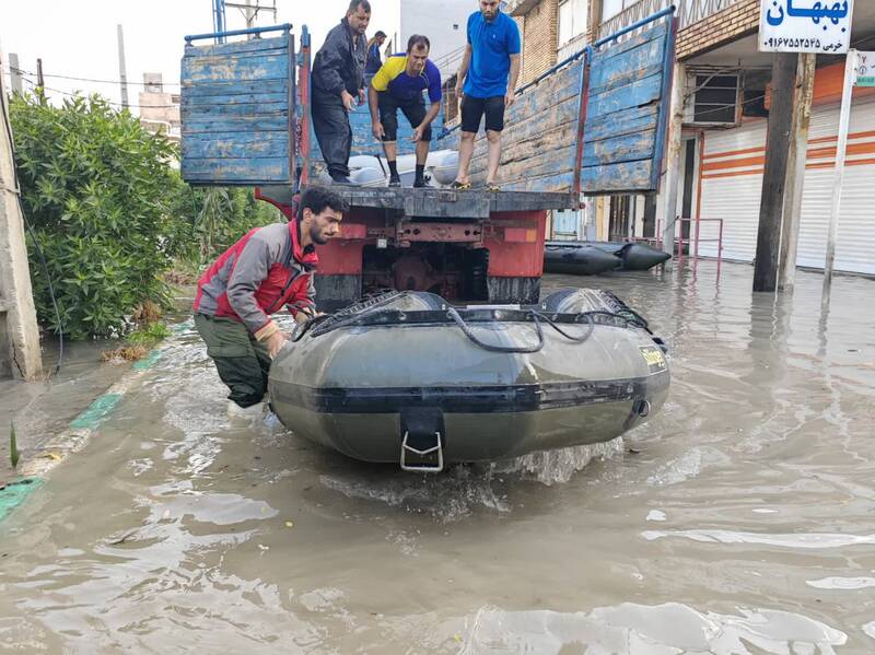 امدادرسانی نیروی دریایی سپاه به مردم گرفتار آبگرفتگی در بندرامام خمینی+عکس