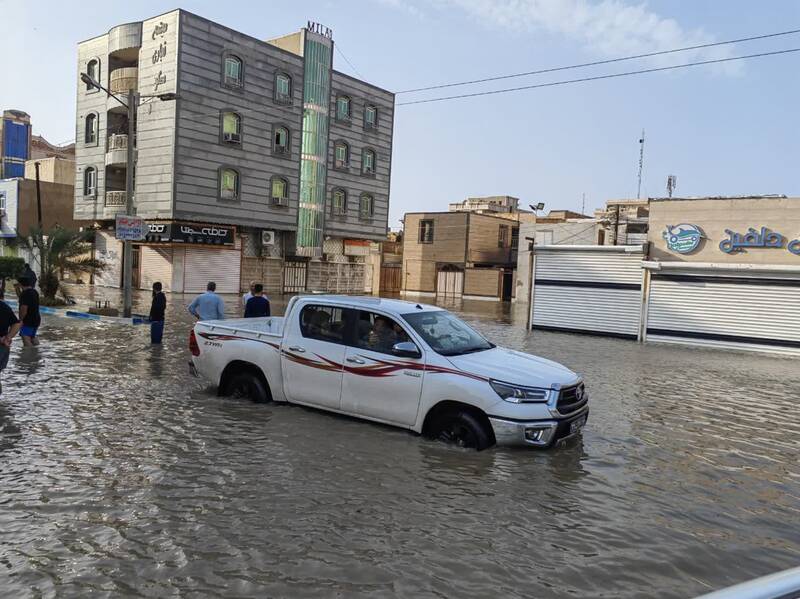 امدادرسانی نیروی دریایی سپاه به مردم گرفتار آبگرفتگی در بندرامام خمینی+عکس