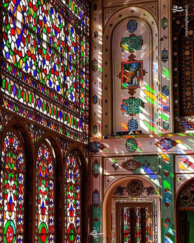 تصویری زیبا از عمارت رنگارنگ مشیرالملک اصفهان