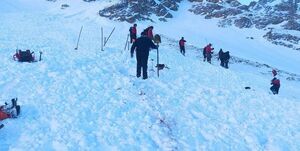 ریزش بهمن در اشترانکوه؛ 5 نفر مفقود شدند+عکس