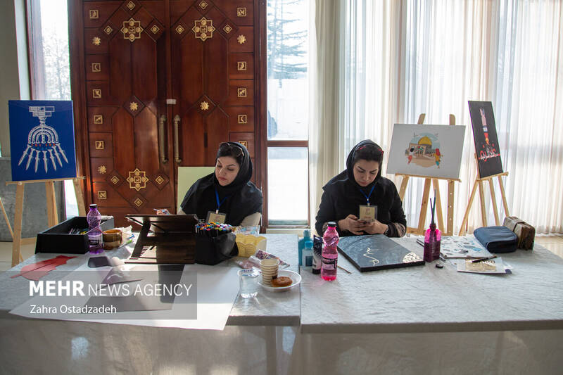 همایش بینالمللی همبستگی جهانی زنان علیه نسلکشی رژیم صهیونیستی با عنوان «اشک مریم» همزمان با ۲۵ نوامبر روز جهانی رفع خشونت علیه زنان با حضور میهمانان داخلی و خارجی، جمعی از زنان اندیشمند و کنشگر بینالمللی بعدازظهر امروز ۴ آذر ۱۴۰۲ در سالن اجلاس سران در تهران برگزار شد