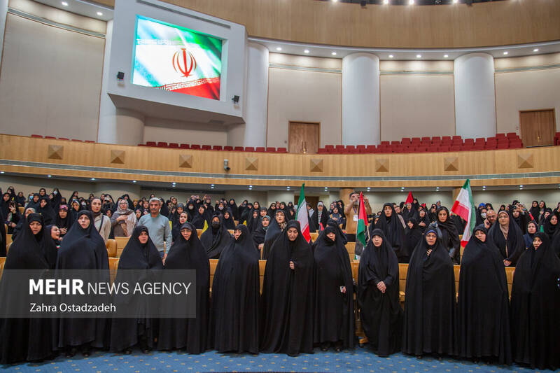 همایش بینالمللی همبستگی جهانی زنان علیه نسلکشی رژیم صهیونیستی با عنوان «اشک مریم» همزمان با ۲۵ نوامبر روز جهانی رفع خشونت علیه زنان با حضور میهمانان داخلی و خارجی، جمعی از زنان اندیشمند و کنشگر بینالمللی بعدازظهر امروز ۴ آذر ۱۴۰۲ در سالن اجلاس سران در تهران برگزار شد