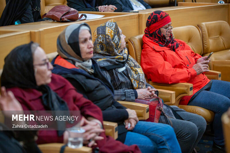 همایش بینالمللی همبستگی جهانی زنان علیه نسلکشی رژیم صهیونیستی با عنوان «اشک مریم» همزمان با ۲۵ نوامبر روز جهانی رفع خشونت علیه زنان با حضور میهمانان داخلی و خارجی، جمعی از زنان اندیشمند و کنشگر بینالمللی بعدازظهر امروز ۴ آذر ۱۴۰۲ در سالن اجلاس سران در تهران برگزار شد