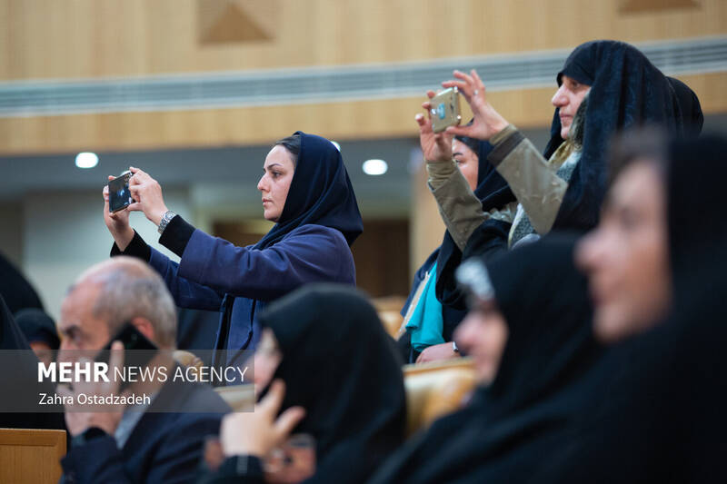 همایش بینالمللی همبستگی جهانی زنان علیه نسلکشی رژیم صهیونیستی با عنوان «اشک مریم» همزمان با ۲۵ نوامبر روز جهانی رفع خشونت علیه زنان با حضور میهمانان داخلی و خارجی، جمعی از زنان اندیشمند و کنشگر بینالمللی بعدازظهر امروز ۴ آذر ۱۴۰۲ در سالن اجلاس سران در تهران برگزار شد