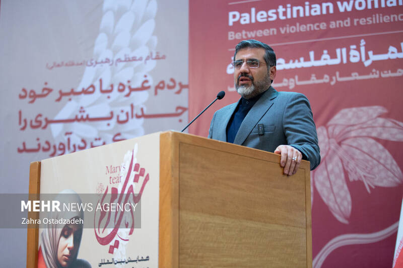 محمدمهدی اسماعیلی وزیر فرهنگ و ارشاد اسلامی در همایش بین المللی"اشک مریم" در حال سخنرانی است