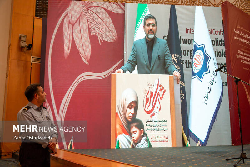 محمدمهدی اسماعیلی وزیر فرهنگ و ارشاد اسلامی در همایش بین المللی"اشک مریم" در حال سخنرانی است