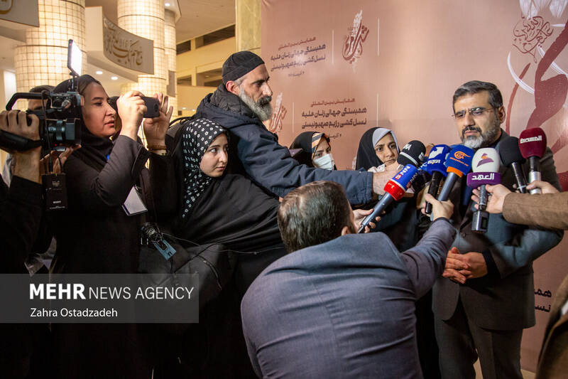 محمدمهدی اسماعیلی وزیر فرهنگ و ارشاد اسلامی در همایش بین المللی"اشک مریم" در حال پاسخگویی به سوالات خبرنگاران است