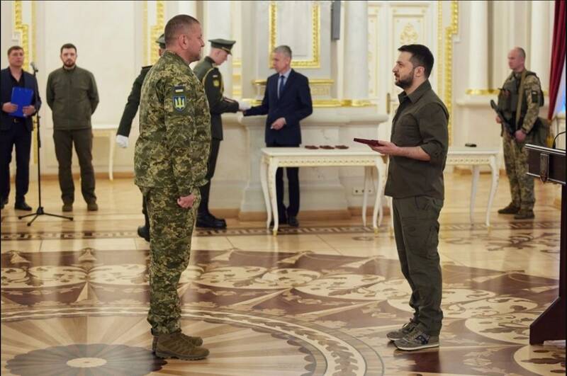 پارانویای زلنسکی نسبت به فرماندهان نظامی اوکراین/ وقتی شلیکهای ۷ اکتبر حماس زیر پای زلنسکی را خالی کردند
