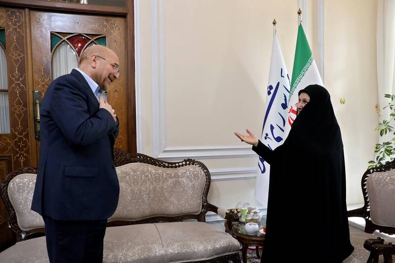 دیدار مادر شهیدان خالقی پور با قالیباف