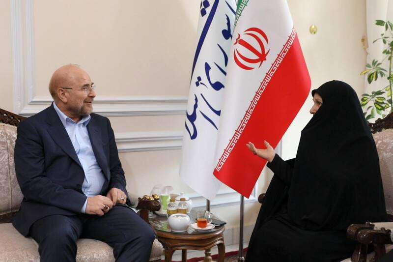 دیدار مادر شهیدان خالقی پور با قالیباف