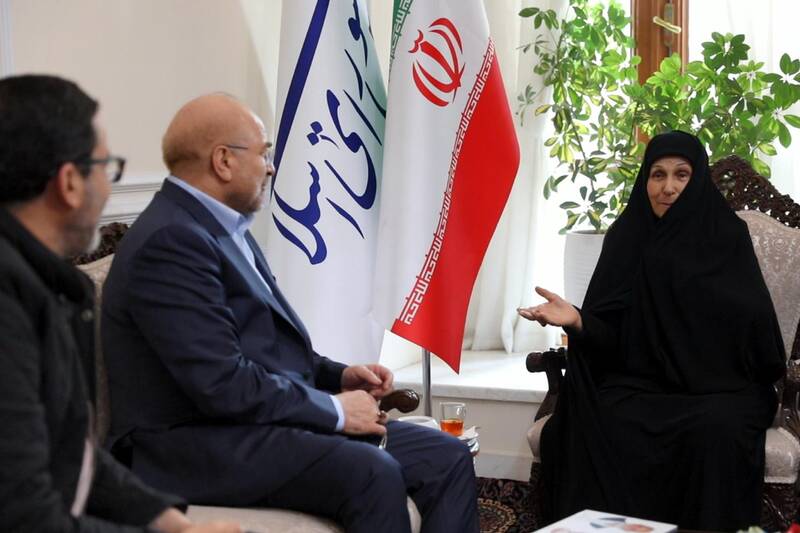 دیدار مادر شهیدان خالقی پور با قالیباف