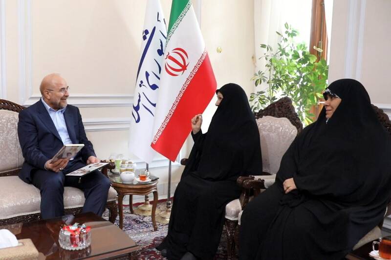 دیدار مادر شهیدان خالقی پور با قالیباف