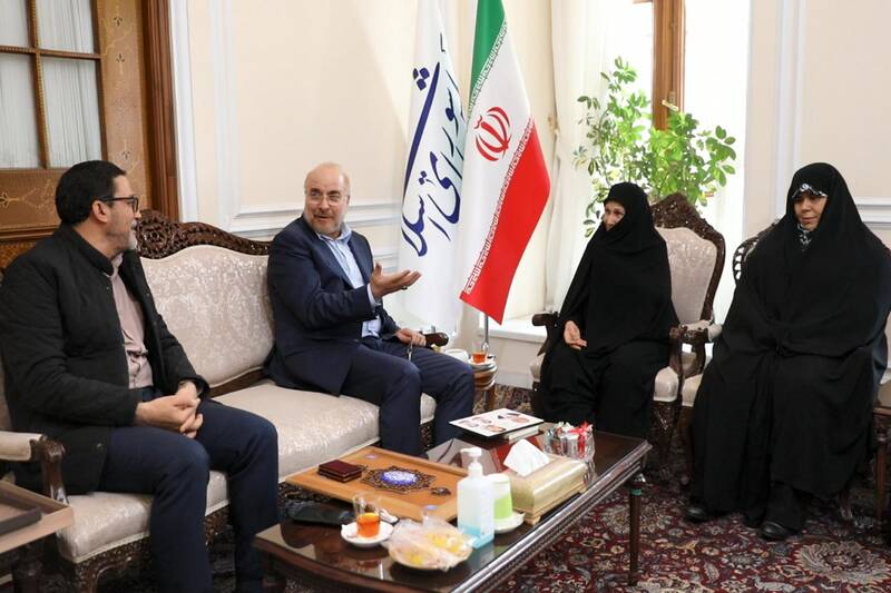 دیدار مادر شهیدان خالقی پور با قالیباف