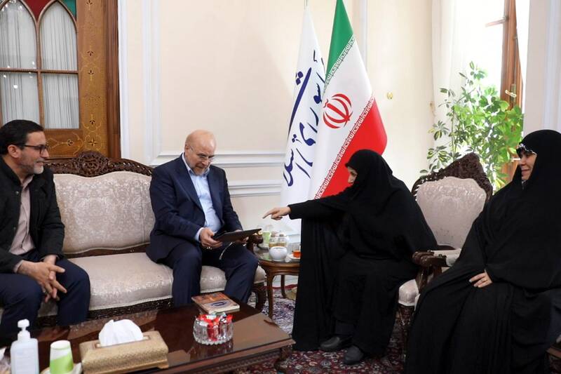 دیدار مادر شهیدان خالقی پور با قالیباف