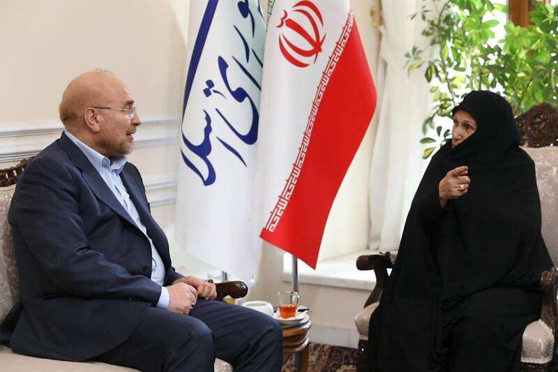 دیدار مادر شهیدان خالقی پور با قالیباف