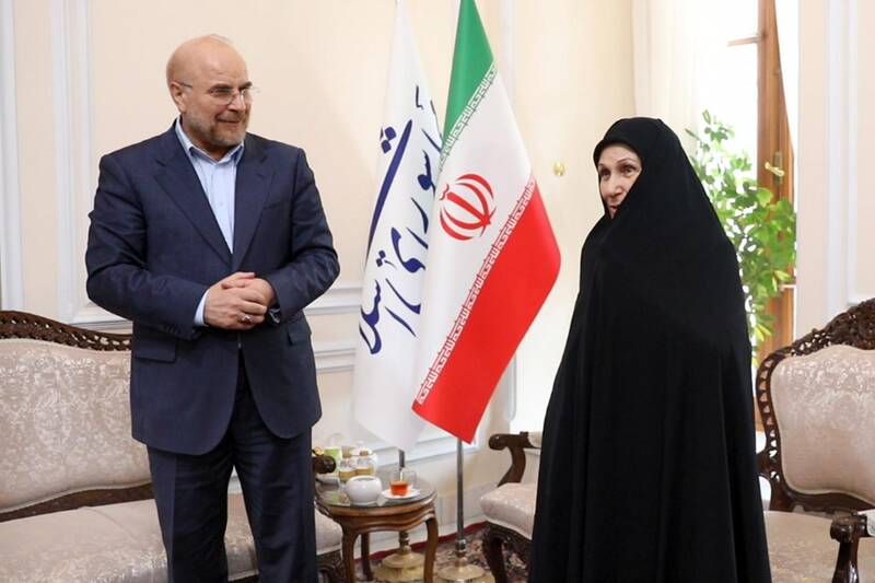 دیدار مادر شهیدان خالقی پور با قالیباف