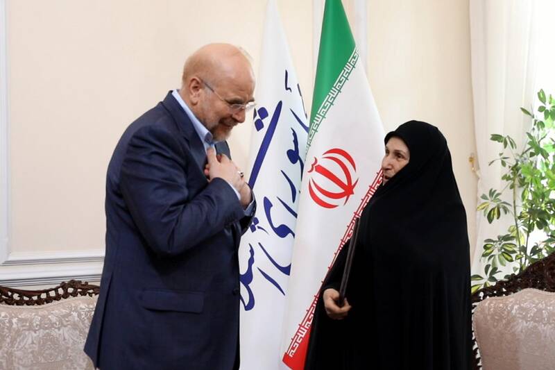 دیدار مادر شهیدان خالقی پور با قالیباف