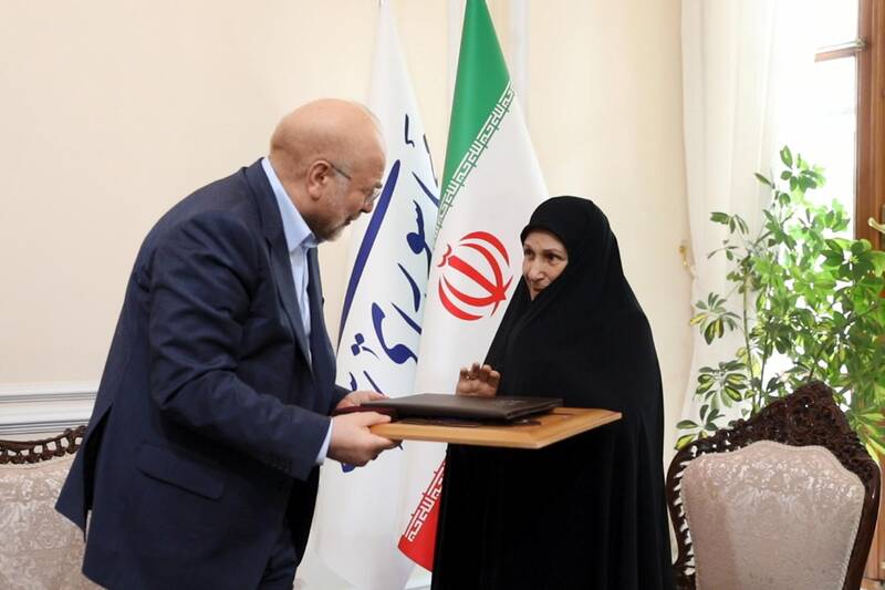 دیدار مادر شهیدان خالقی پور با قالیباف