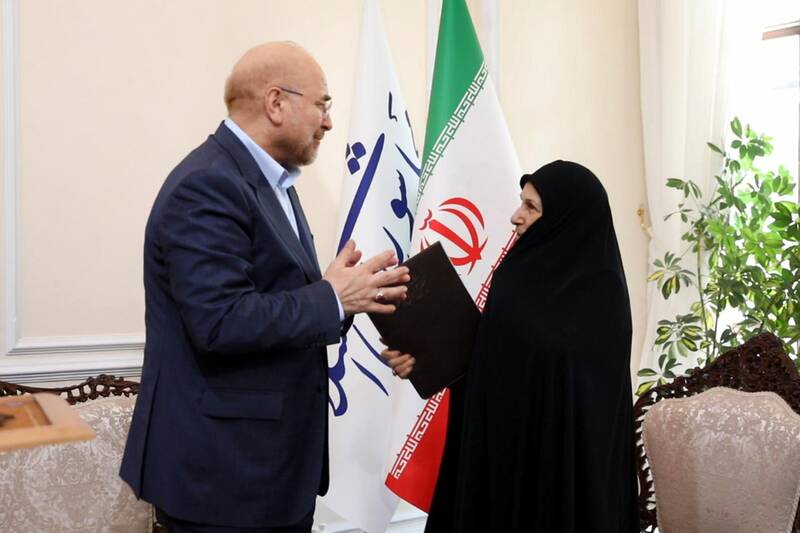 دیدار مادر شهیدان خالقی پور با قالیباف