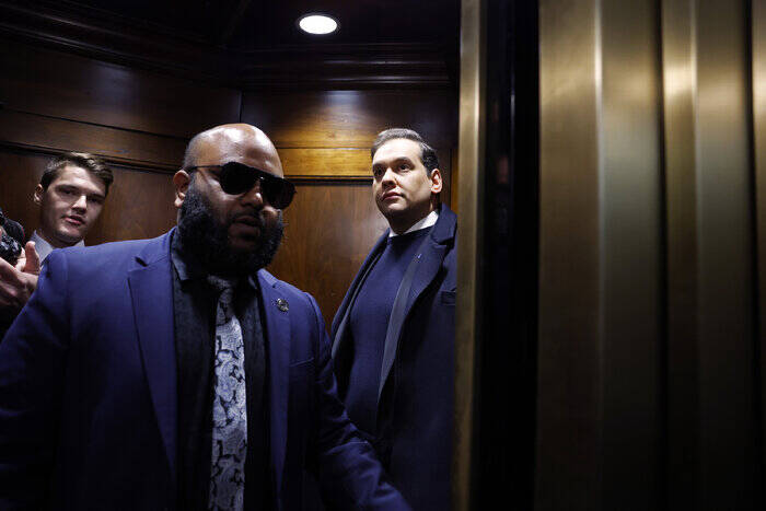 اخراج جورج سانتوس بدلیل جعل و دروغ از کنگره