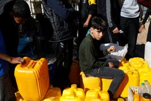 استفاده از آب آشامیدنی،در یک مرکز بهداشتی درمانی در خان یونس، در جنوب نوار غزه، 29 نوامبر 2023،
