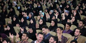 رئیسی به دانشجویان منتقد چه هدیهای داد؟ + عکس