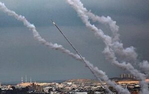 فیلم/ حمله موشکی مقاومت فلسطین به تل‌آویو