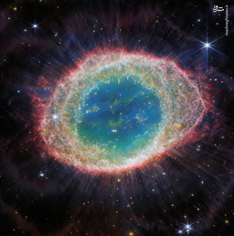 تصویری نزدیک به فروسرخ از سحابی حلقه که پیچیدگی ساختار آن را با جزئیات بی‌سابقه‌ای آشکار می‌کند، در تصویر ترکیبی که توسط تلسکوپ جیمز وب گرفته شده و توسط ناسا منتشر شد.