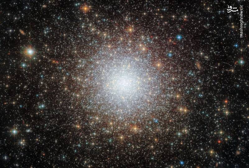 خوشه ستاره ای کروی NGC 6752 در هاله ای از کهکشان راه شیری جای دارد. بیش از 10 میلیارد سال از عمر، NGC 6752 می گذرد، این خوشه ی ستاره ای پس از خوشه امگا قنطورس و تونکا 47 سومین خوشه درخشان آسمان سیاره زمین می باشد و بیش از 100 هزار ستاره در قطری حدود 100 سال نوری دارد. این اجرام در اثر ادغام ستاره‌ها و برخوردهایی در محیط پر ستاره ی چگال در اطراف هسته‌ی خوشه‌ی کروی به وجود آمده اند. این تصویر رنگی همچنین ویژگی های باستانی ستاره غول پیکر قرمز خوشه در رنگ های زرد را نشان می دهد.