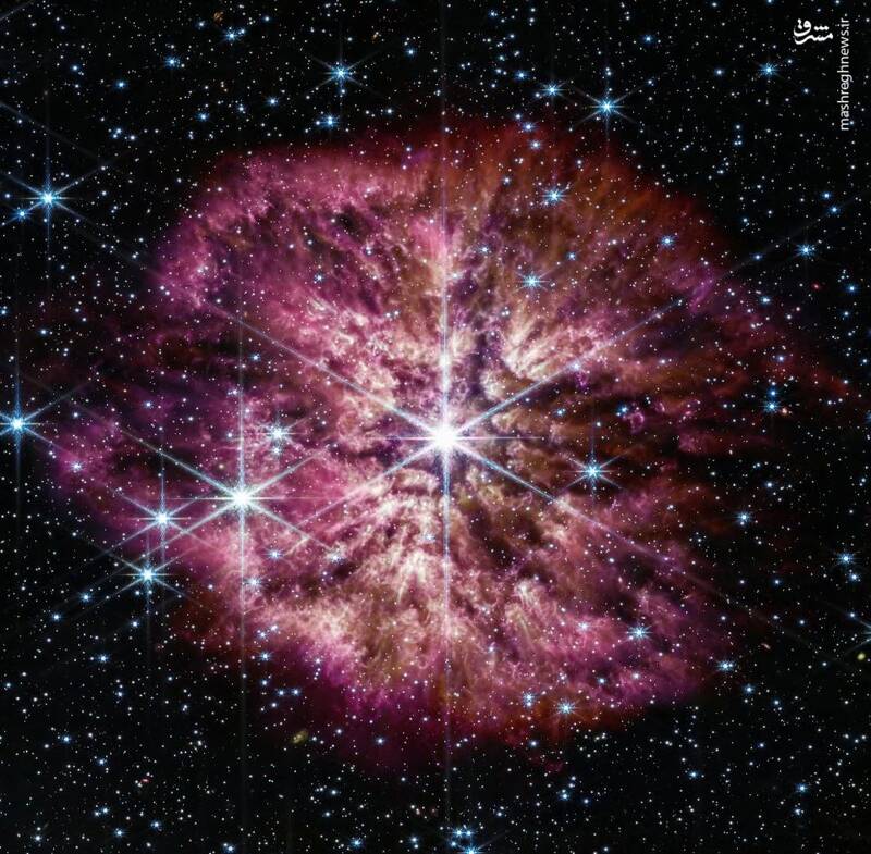 یک ستاره بسیار درخشان و عظیم Wolf-Rayet را در یک تصویر ترکیبی که توسط تلسکوپ جیمز وب گرفته شده و توسط ناسا  منتشر شد، نشان می دهد. این ستاره ۱۵۰۰۰ سال نوری از ما فاصله دارد.