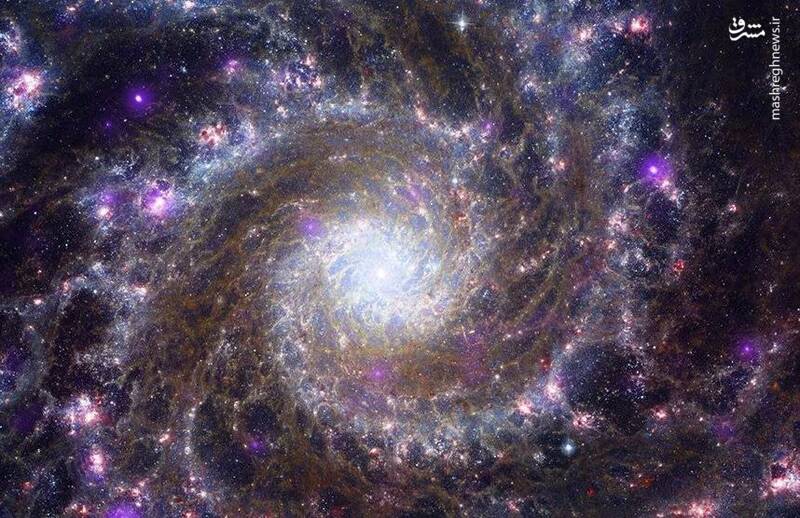 یک کهکشان مارپیچی مانند کهکشان راه شیری خودمان، معروف به مسیه ۷۴ در یک تصویر ترکیبی که توسط تلسکوپ جیمز وب گرفته شده و توسط ناسا منتشر شده است.
