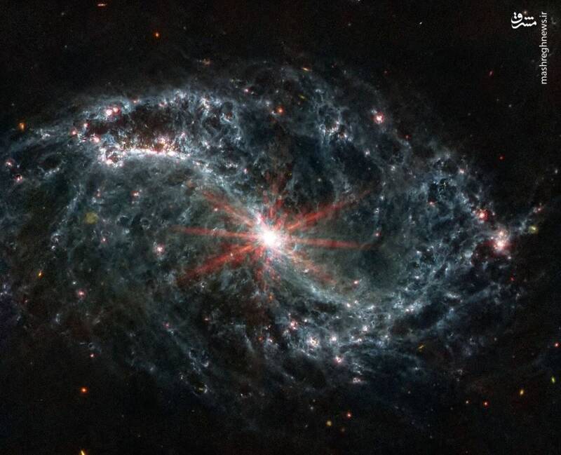 NGC 7496 در فاصله 24 میلیون سال نوری از زمین در صورت فلکی درنا قرار دارد.  جیمزوب تا کنون داده‌هایی را از پنج کهکشان مجاور جمع‌آوری کرده است و مشاهدات بیشتری از مجموع ۱۹ کهکشان آینده خواهد داشت.
