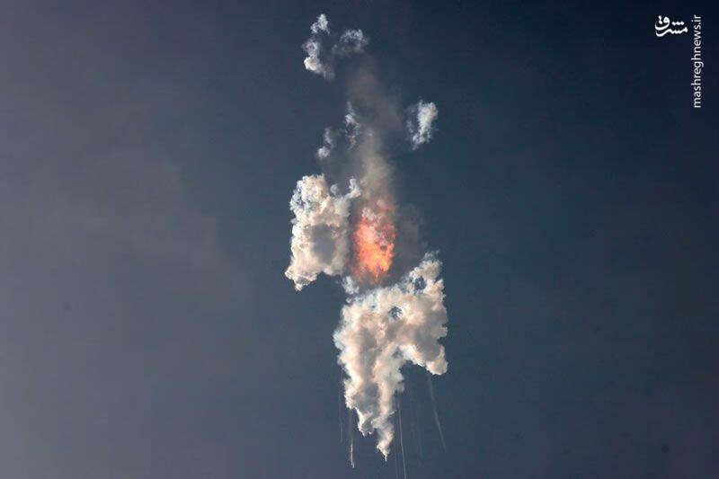 نسل بعدی فضاپیمای استارشیپ اسپیس ایکس، بر فراز موشک قدرتمند Super Heavy، پس از پرتاب از سکوی پرتاب بوکا چیکای این شرکت در یک پرواز آزمایشی بدون خدمه در نزدیکی براونزویل، تگزاس