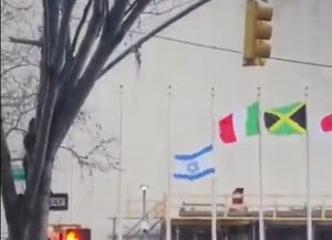 فیلم/ پایین کشیدن پرچم رژیم صهیونیستی در مقابل سازمان ملل