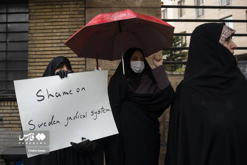 تجمع اعتراضی علیه حکم حمید نوری مقابل سفارت سوئد