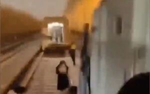 فیلم/ جداشدن واگن‌های قطار متروی پکن حین حرکت